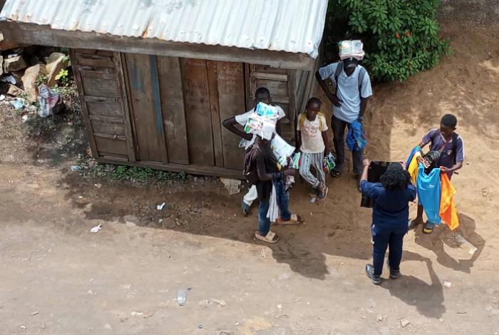 Migrantes de Honduras, Cuba y Ecuador acusan a EE.UU. de deportarlos a África por sorpresa
