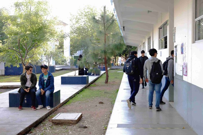 Miles de estudiantes realizan actividades académicas en la UMSNH sin contratiempos