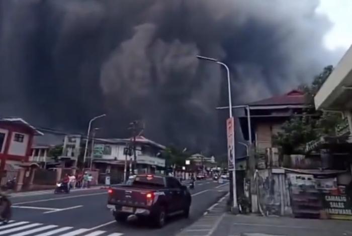 Miles de evacuados en Filipinas por la intensificación de la actividad del volcán Mayón