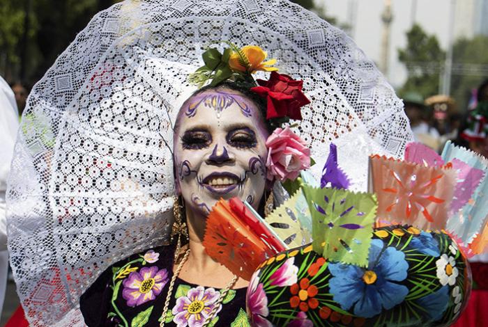 Miles de indígenas toman las calles de la Ciudad de México con cultura y demandas