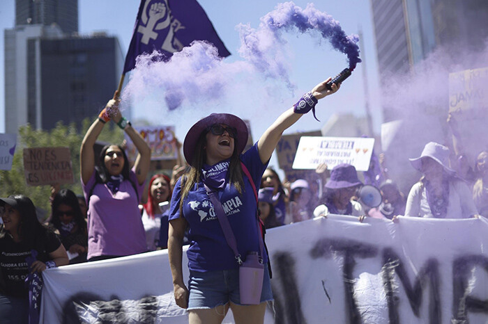 Miles de mexicanas urgen alto a la violencia feminicida en marcha histórica por el 8M