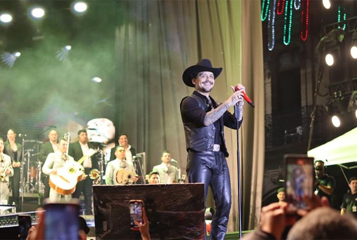 Miles de michoacanos celebran las fiestas patrias con Christian Nodal