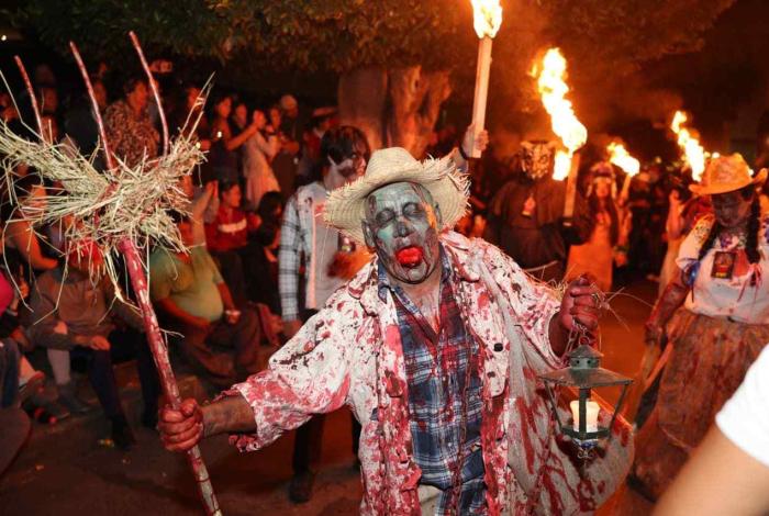 Miles de paseantes y turistas disfrutan del Zombie Walk