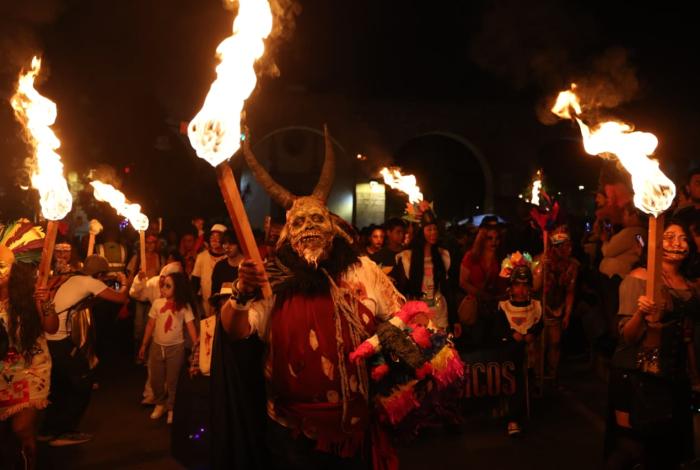 Miles de paseantes y turistas disfrutaron del Zombie Walk