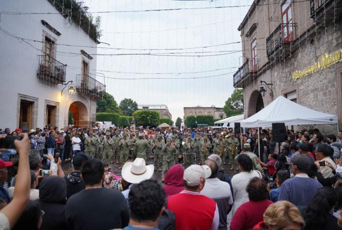 Militares sorprenden con música en Centro Histórico