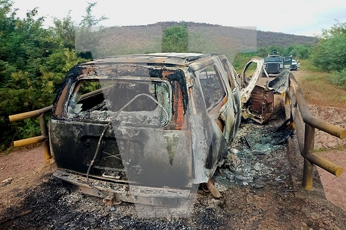 Mina explota tras paso de Suburban blindada en Apatzingán; tripulantes armados mueren calcinados