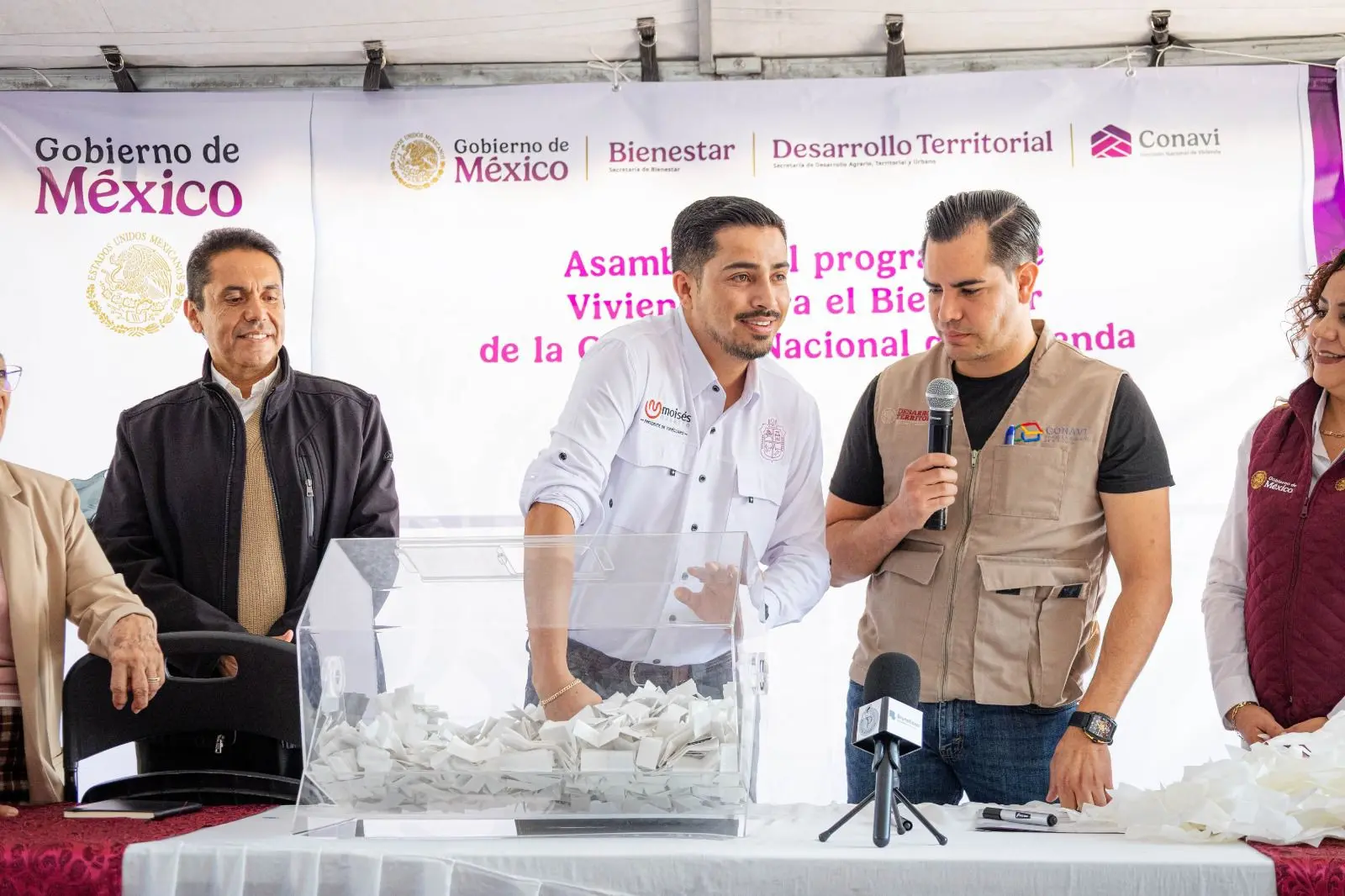 Moisés Navarro encabeza sorteo de viviendas para sectores prioritarios