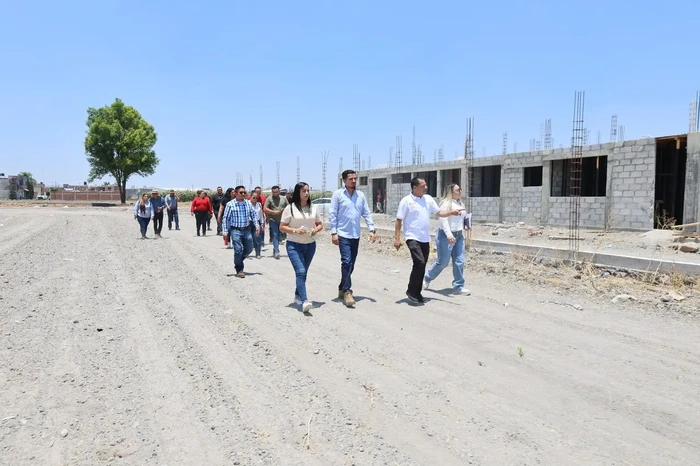 Moisés Navarro supervisa terrenos donde se construirán 416 Viviendas del Bienestar en Yurécuaro