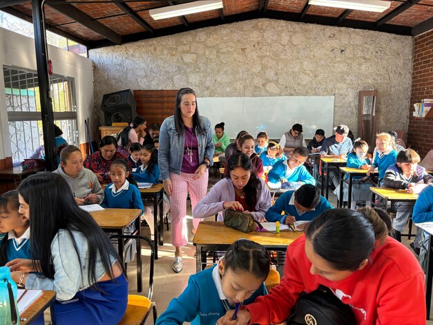 Mónica, la maestra que enseña inglés cantando, en la primaria Mariano Matamoros