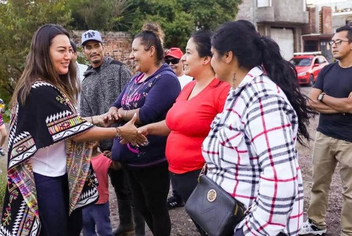 Mónica Valdez acuerda acciones con vecinos de la colonia Carlos Gálvez para prevenir inundaciones y mejorar servicios