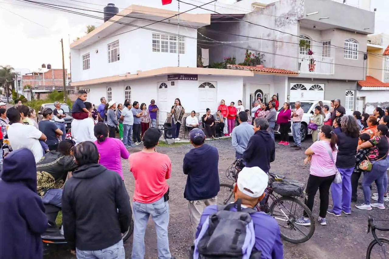 Mónica Valdez acuerda acciones con vecinos de la colonia Carlos Gálvez para prevenir inundaciones y mejorar servicios
