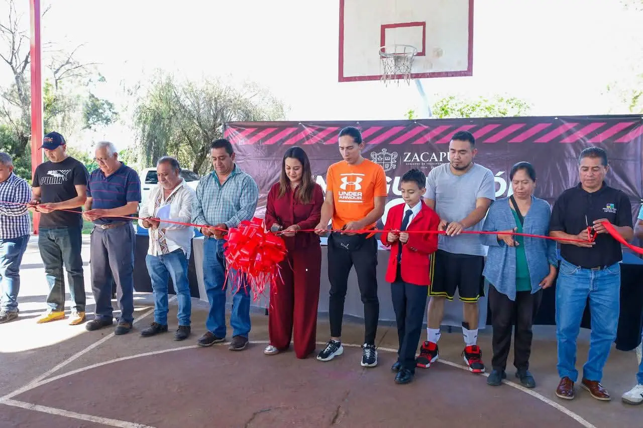 Mónica Valdez inaugura techumbre y alumbrado de la cancha multideportiva en Tiríndaro