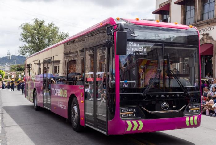 Morebús y teleférico se sumaron al desfile por el natalicio de Morelos en la capital michoacana
