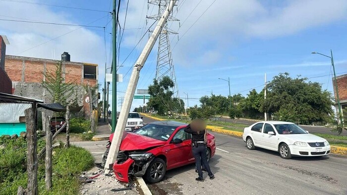 Morelia: Automovilista choca contra poste de la CFE en la Avenida Amalia Solorzano