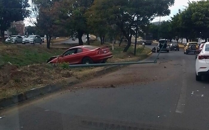 Morelia: Automovilista choca contra poste de luz en Periférico Paseo de la República