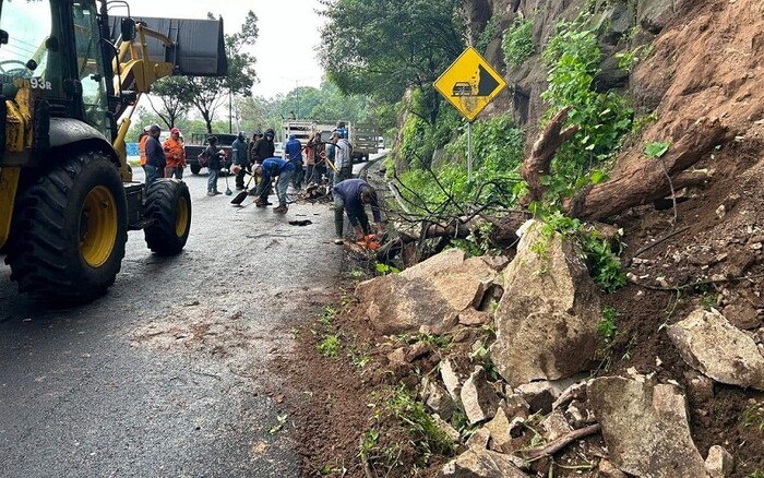 Morelia: Autoridades retiran piedras y ramas en Camelinas, tras fuertes lluvias