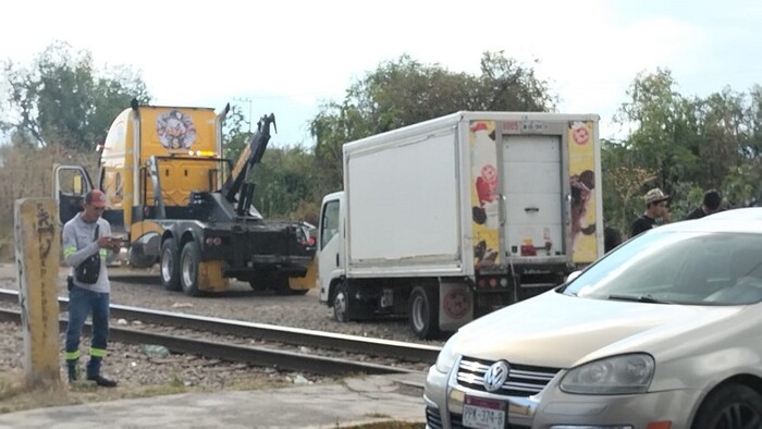 Morelia: Autoridades retiran de las vías del tren vehículos secuestrados por normalistas