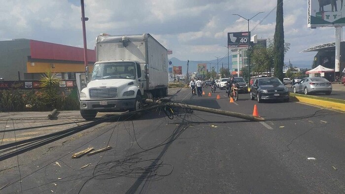 Morelia: Camión derriba poste de telefonía en Altozano, sin lesionados