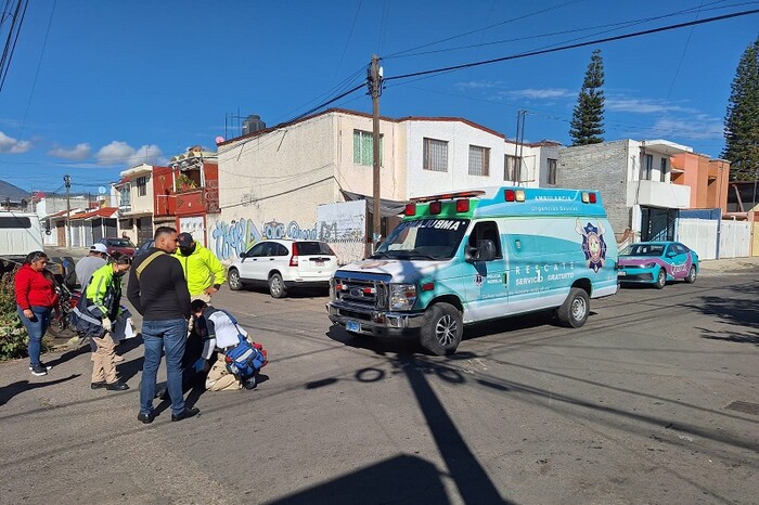 Morelia: Combi de Ruta Rosa choca contra moto en Prados Verdes; hay 2 mujeres heridas