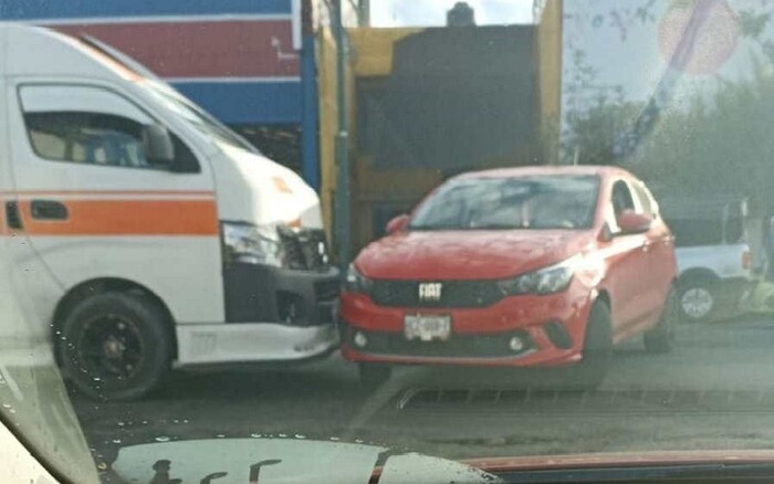 Morelia: Combi naranja y automóvil chocan en la colonia Granjas del Maestro