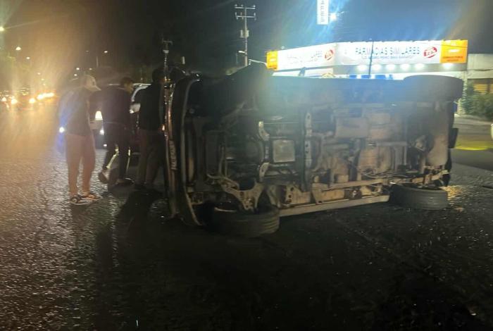 Morelia: cuatro lesionados en volcadura de camioneta