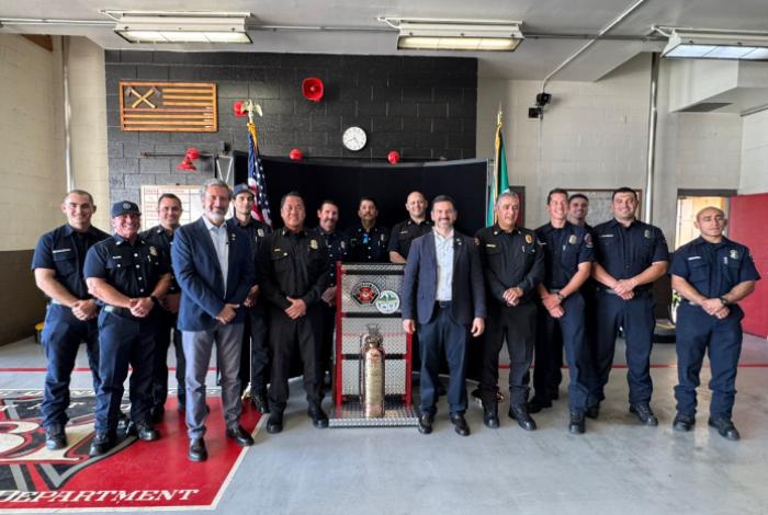 Morelia recibe 90 equipos de respiración para bomberos, donados por Monterey Park