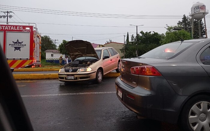 Morelia: Reportan accidente en Calzada La Huerta y J. Múgica; vehículo se brinca el camellón