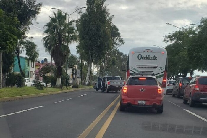 Morelia: Reportan choque entre patrulla vehículo particular en Avenida Madero