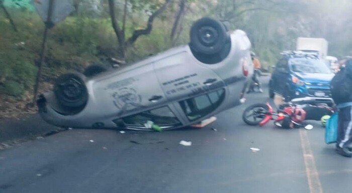 Morelia: Reportan choque volcadura entre motocicleta y auto particular