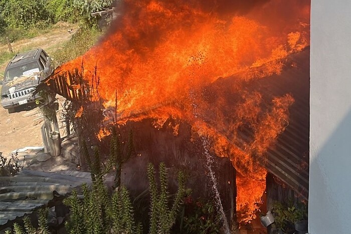 Morelia: Reportan fuerte incendio en casa de madera en Los Encinos