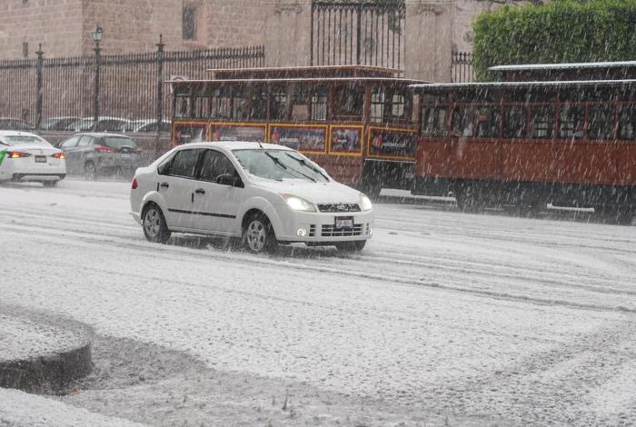 Morelia se cubre de blanco con lluvia y granizada, este martes
