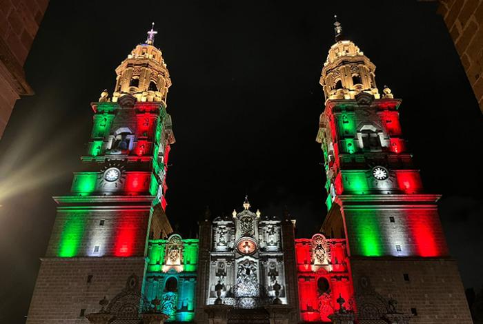 Morelia se ilumina de verde, blanco y rojo para festejar el mes patrio