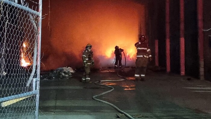 Morelia: Se incendia bodega abandonada en la colonia Industrial