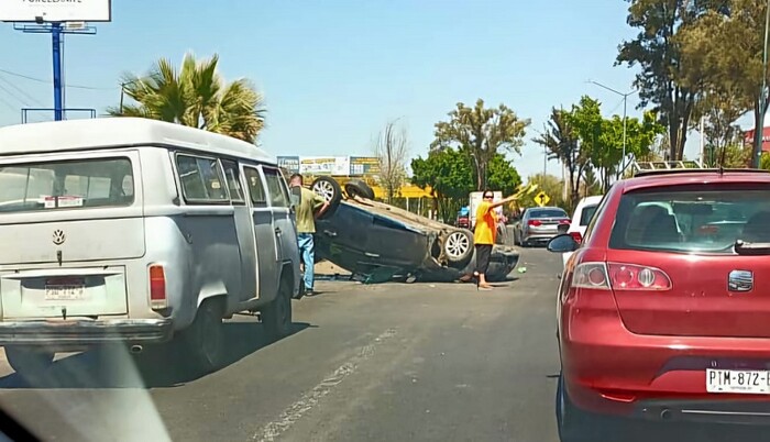 Morelia: Vuelca auto compacto en Periférico Paseo de la República