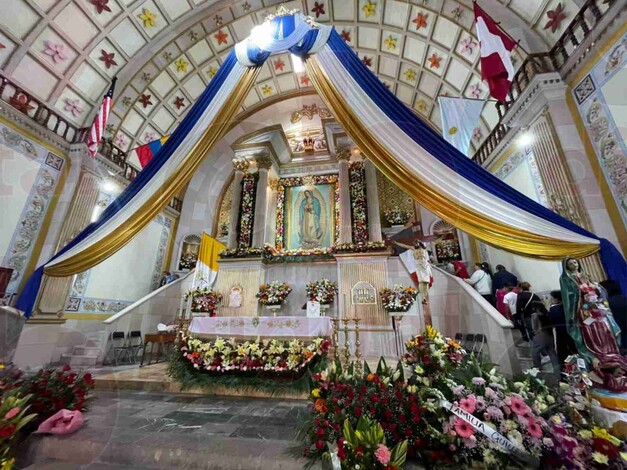 Morelianos acuden al Templo de Guadalupe para festejarla en su día.