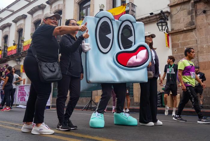 Morelianos le cantan las mañanitas al IEM