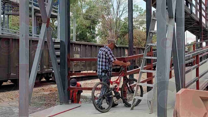 Morelianos ya aprovechan puente peatonal Siervo de la Nación