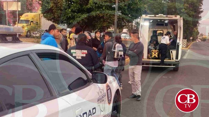 Moto choca camioneta en el libramiento de Morelia