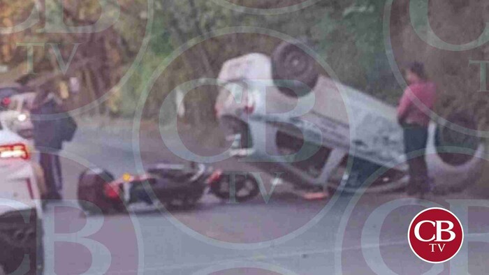 Moto voltea un auto al sur de Morelia