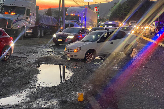 Motociclista cae en bache y queda malherido sobre el libramiento norte de Morelia