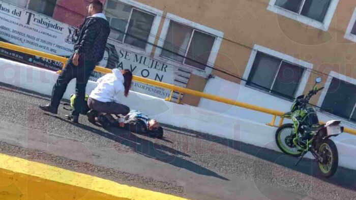 Motociclista derrapa en el puente de Madero Poniente