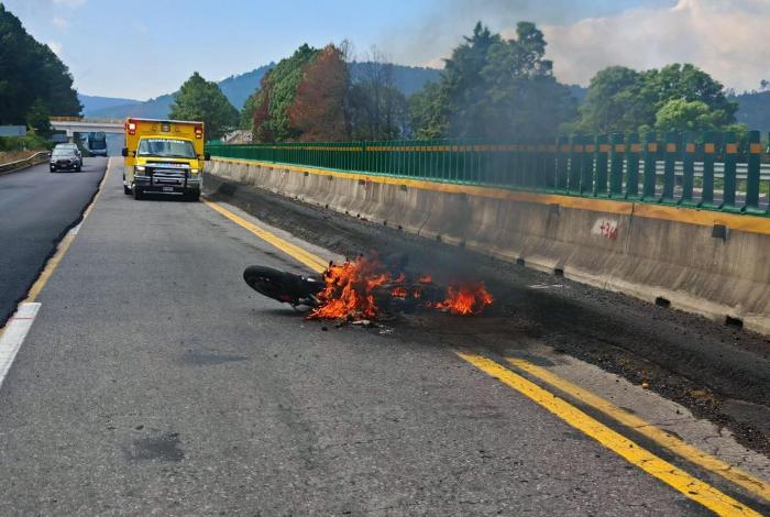Motociclista derrapa en la Siglo XXI; la moto ardió en llamas