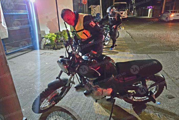 Motociclista derrapa y se lesi0na en avenida de Zamora