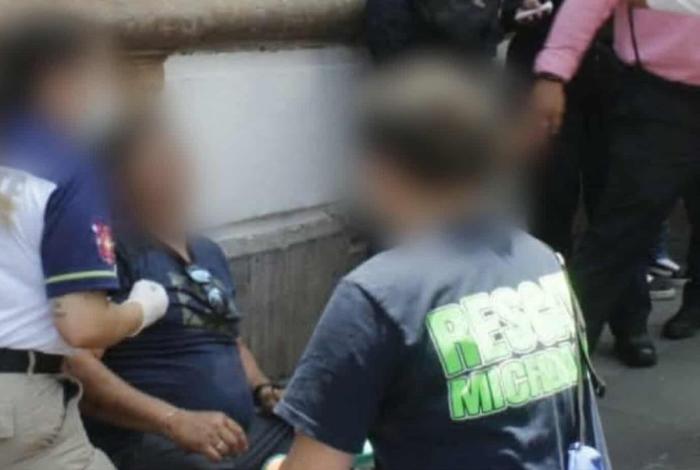 Motociclista es golpeado por un sujeto del plantón de comerciantes en la Plaza Melchor Ocampo de Morelia
