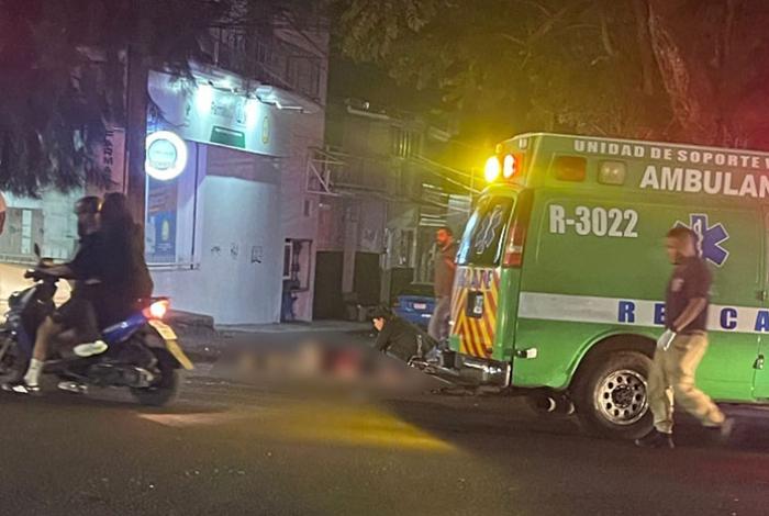 Motociclista gravemente herido al chocar contra camioneta, en Uruapan