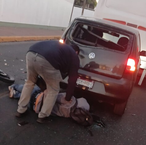 Motociclista herido al chocar por alcance contra un vehículo, en el Centro de Jacona