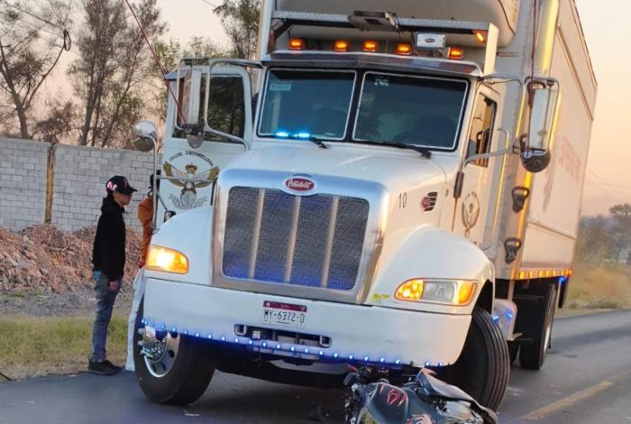 Motociclista herido al chocar de frente contra camión de Carga, en Zamora
