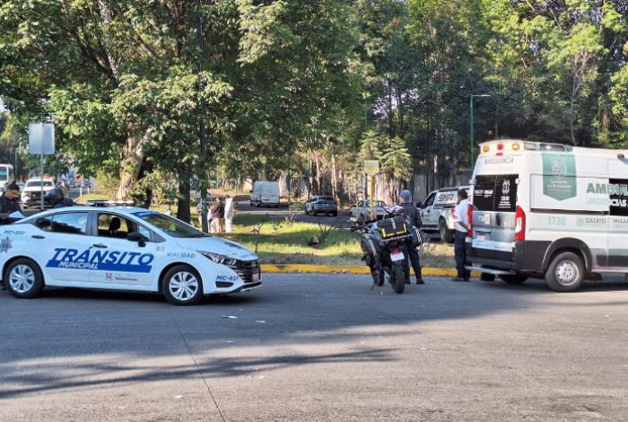 Motociclista muere al chocar contra un árbol en el Libramiento de Uruapan