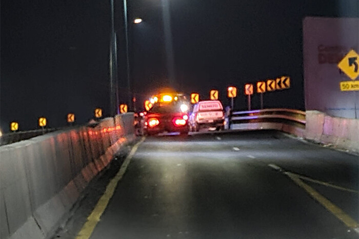 Motociclista muere al derrapar sobre puente del libramiento norte de Morelia; al parecer no llevaba casco 