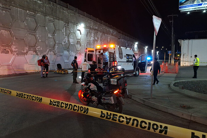 Motociclista muere al salir disparado de puente a desnivel, sobre el Boulevard Industrial